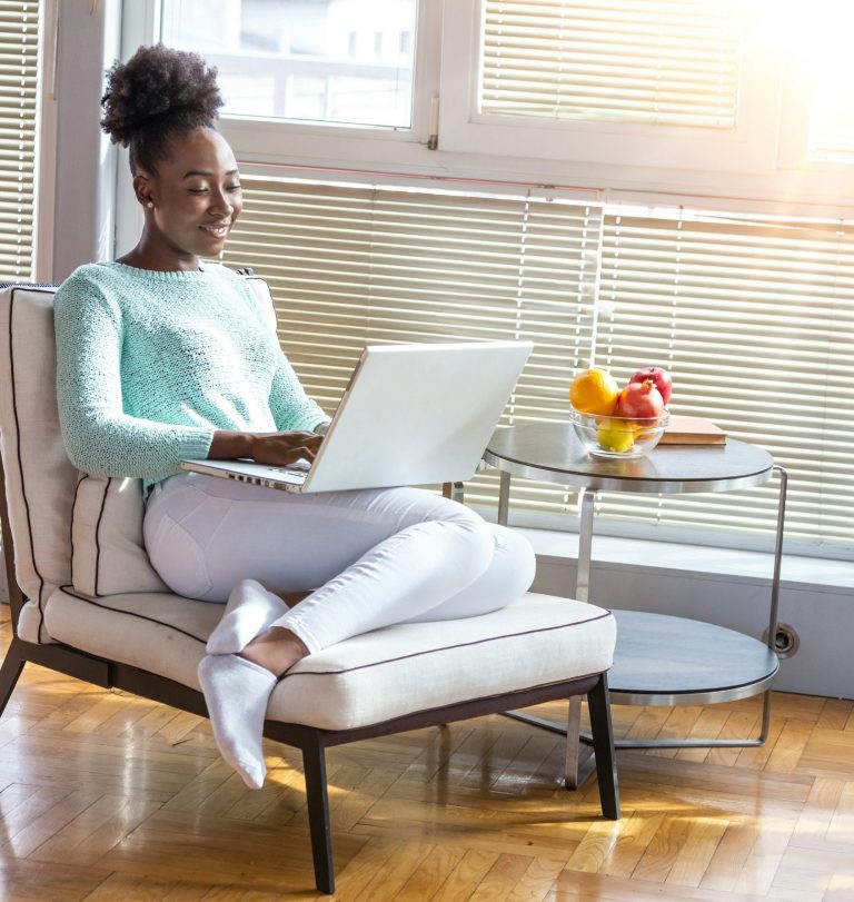 Sommeil et gestion du stress Femme se relaxant à domicile pour favoriser le sommeil et réduire le stress grâce à un accompagnement en naturopathie