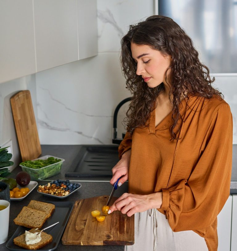 Nutrition et naturopathie Femme préparant une alimentation saine dans le cadre d’un accompagnement en naturopathie et nutrition