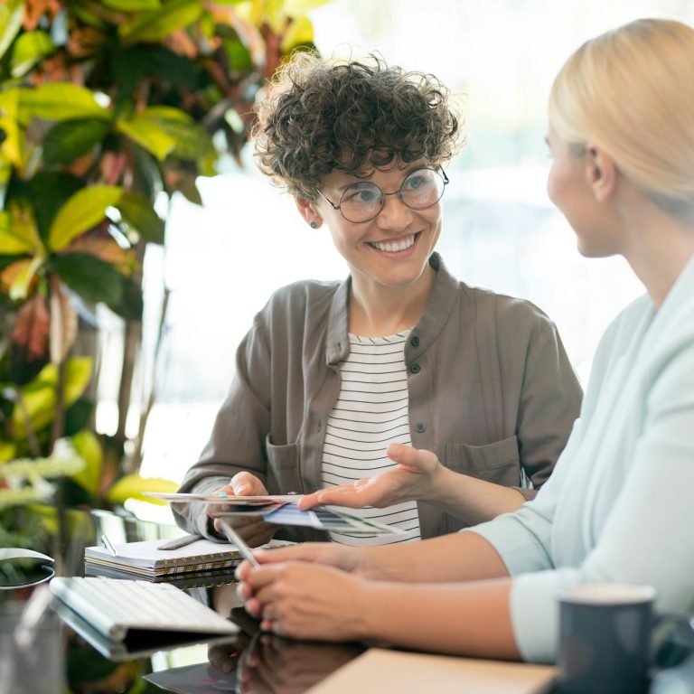 Consultation de naturopathie à domicile Échange personnalisé entre une naturopathe et une cliente lors d’une consultation à domicile
