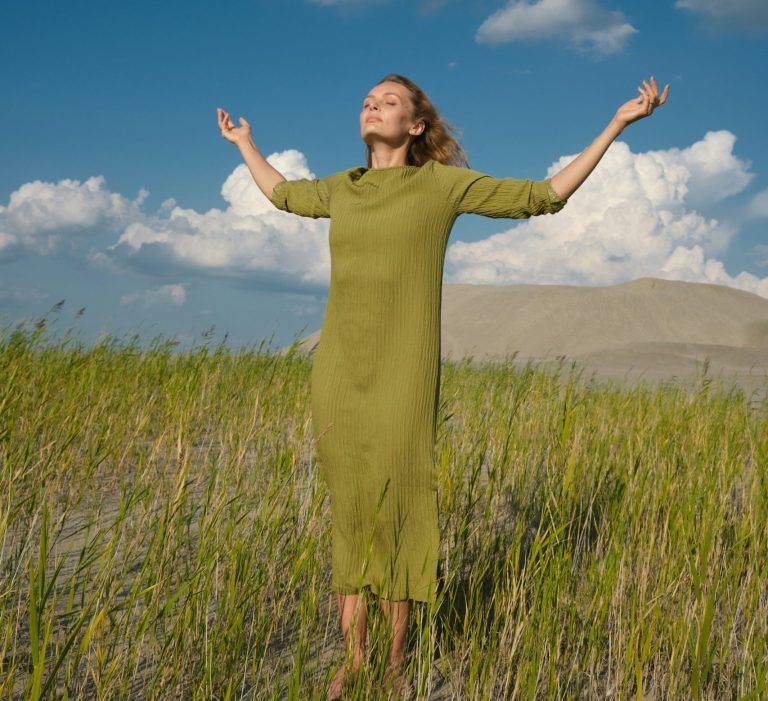 Vitalité et hygiène de vie naturelle Femme respirant en pleine nature pour favoriser la vitalité et l’équilibre de vie