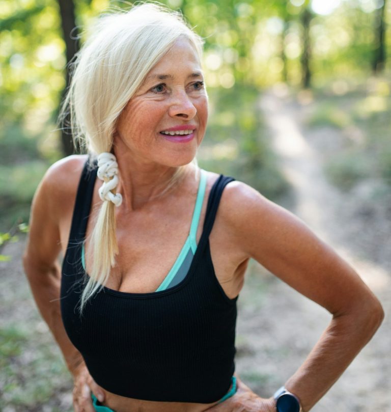 Préménopause, ménopause et vitalité Femme active après 50 ans accompagnée en naturopathie pour mieux vivre la préménopause et la ménopause
