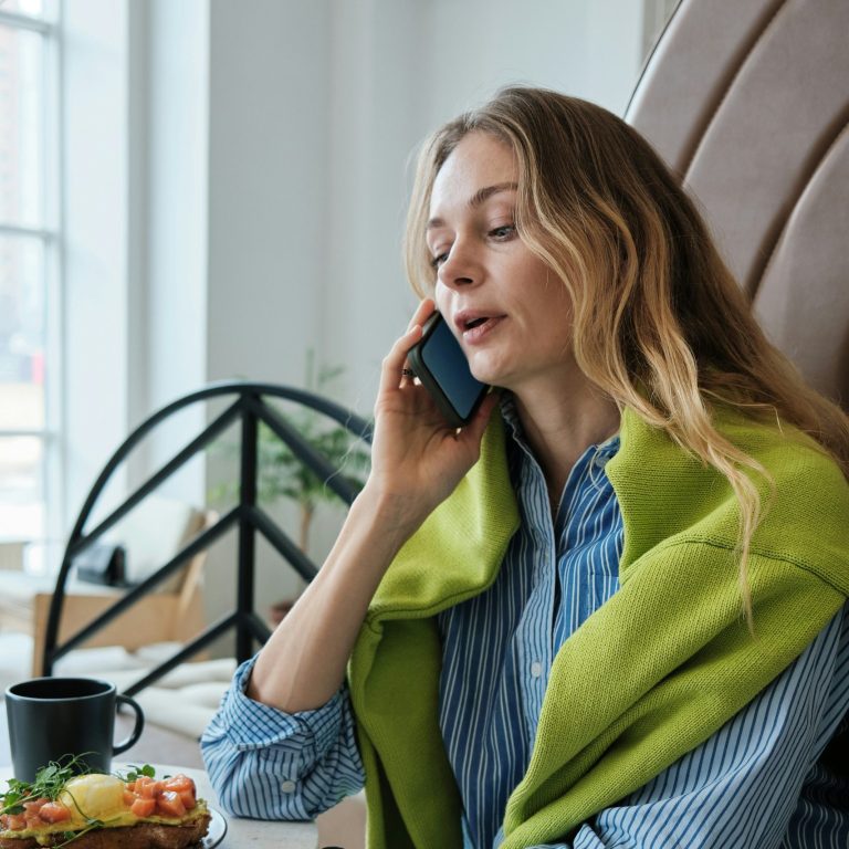 Prendre rendez-vous avec une naturopathe Femme prenant rendez-vous par téléphone pour une consultation de naturopathie