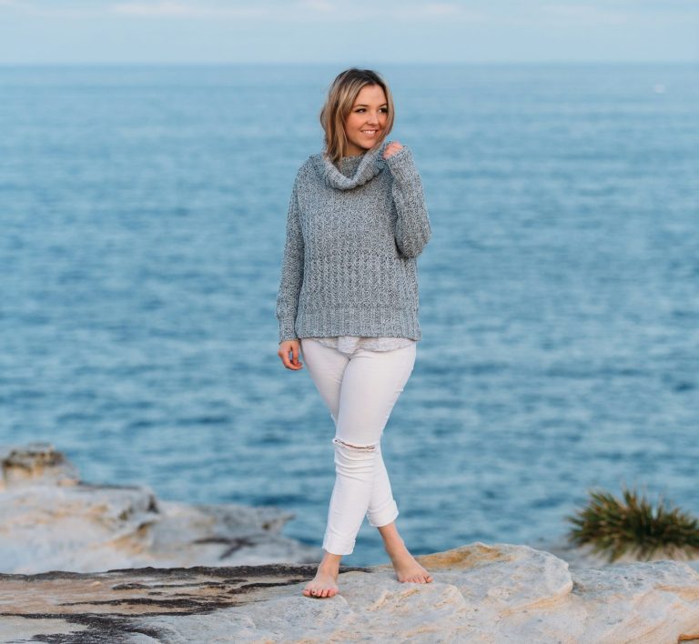 Santé cardiovasculaire et hygiène de vie naturelle Femme marchant au bord de la mer pour favoriser une bonne hygiène de vie et la santé cardiovasculaire
